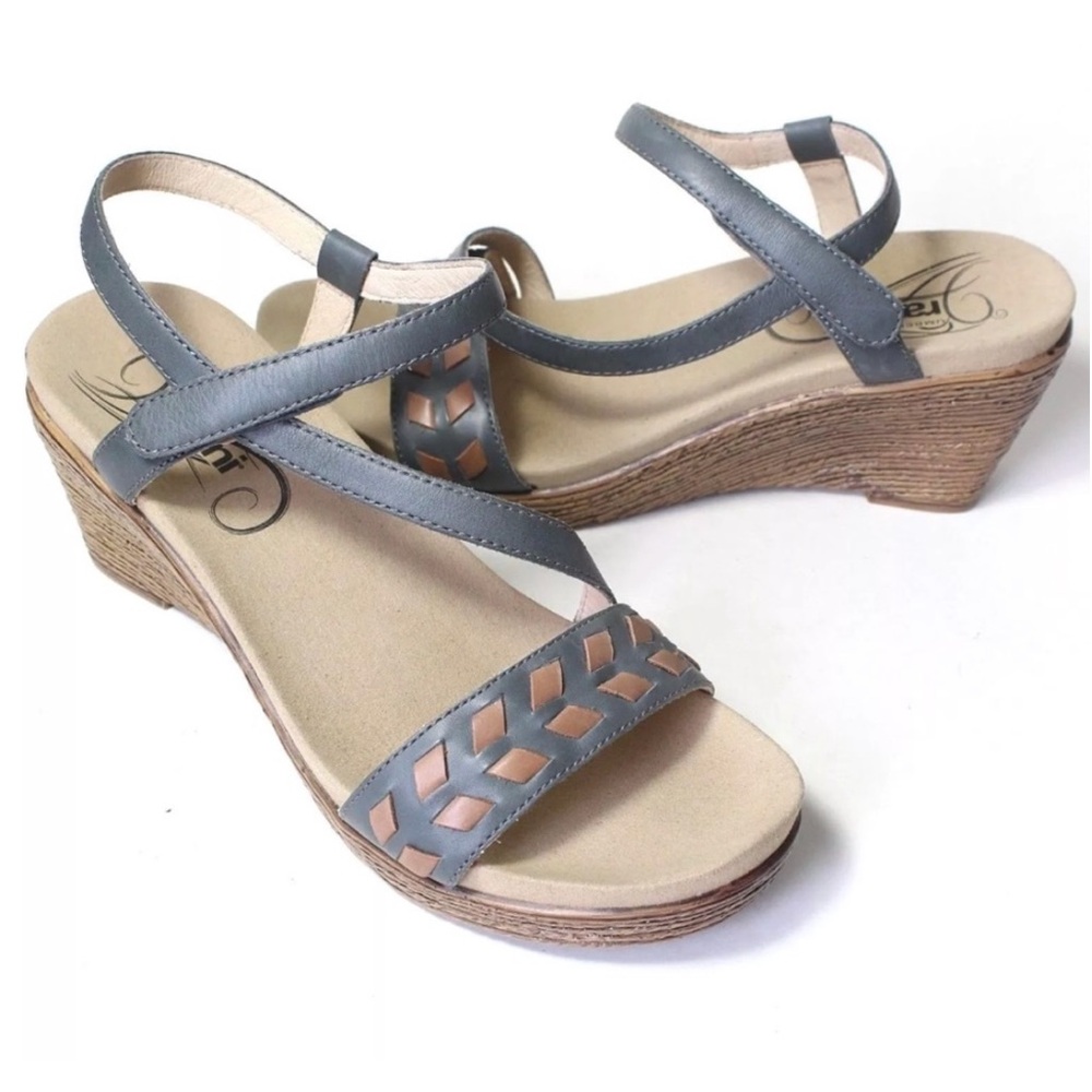 Like New! Umberto Raffini Oleander blue leather strappy wedge heels size 41